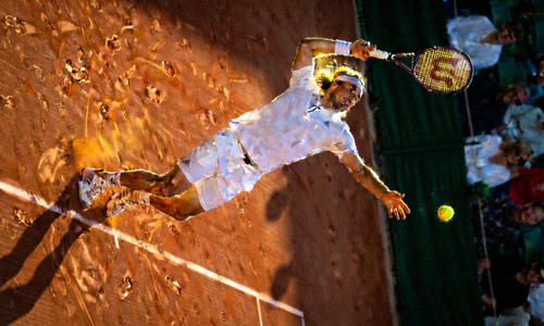 法国网球公开赛红土球场对决 - 选手发球